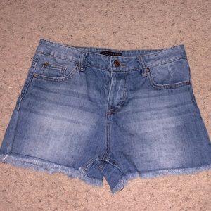 Celebrity Pink high waisted stretchy jean shorts.